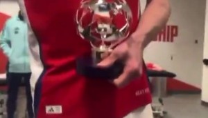 赖斯拿着最佳奖杯回更衣室，加布：快把你的右脚给我